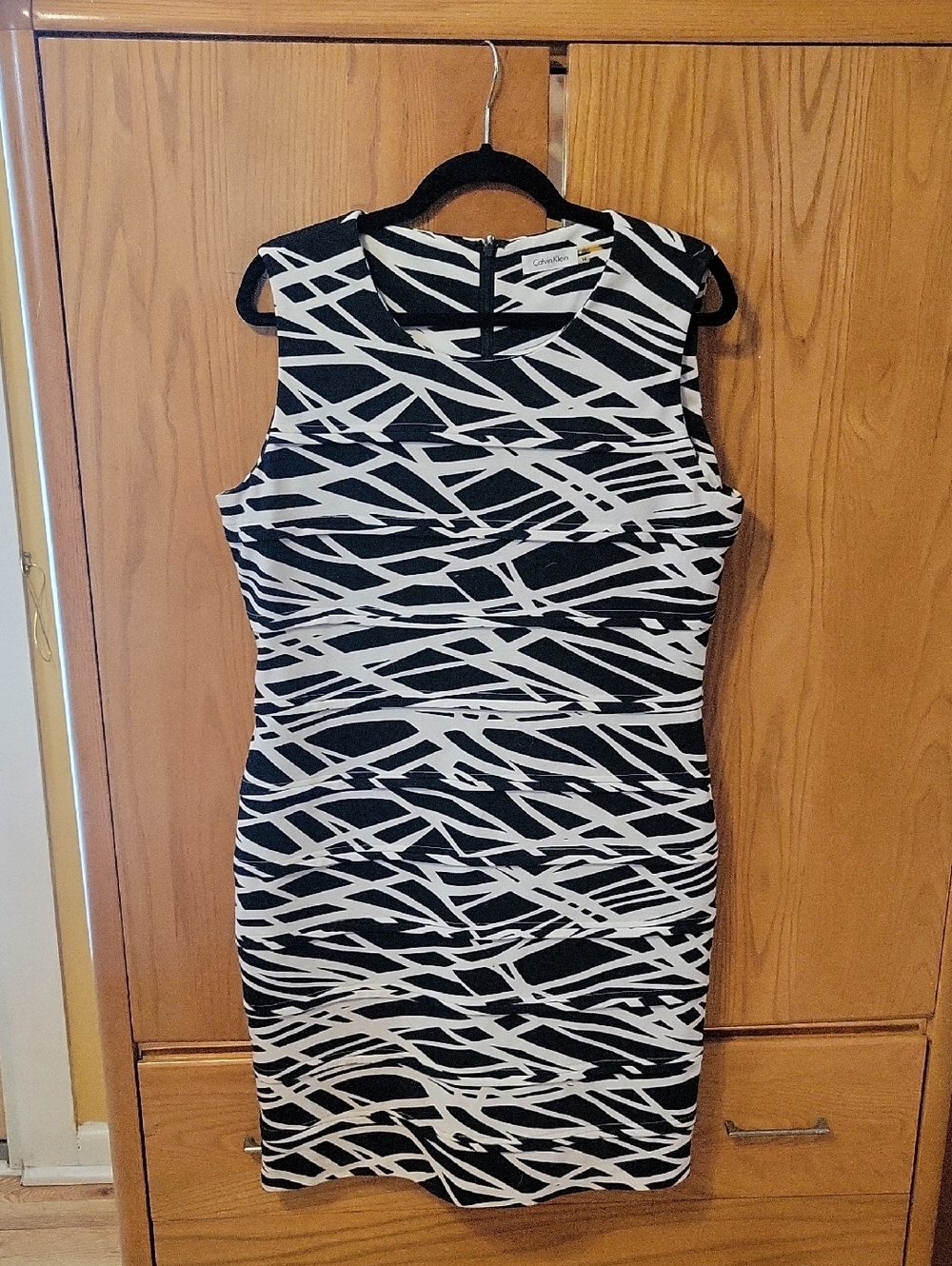 Calvin Klwin Sleeveless Black and White Patterned Sheath Dress  Sz.14